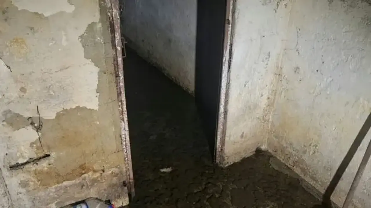Üsküdar'da rögar patladı: Bodrum katını pis su bastı