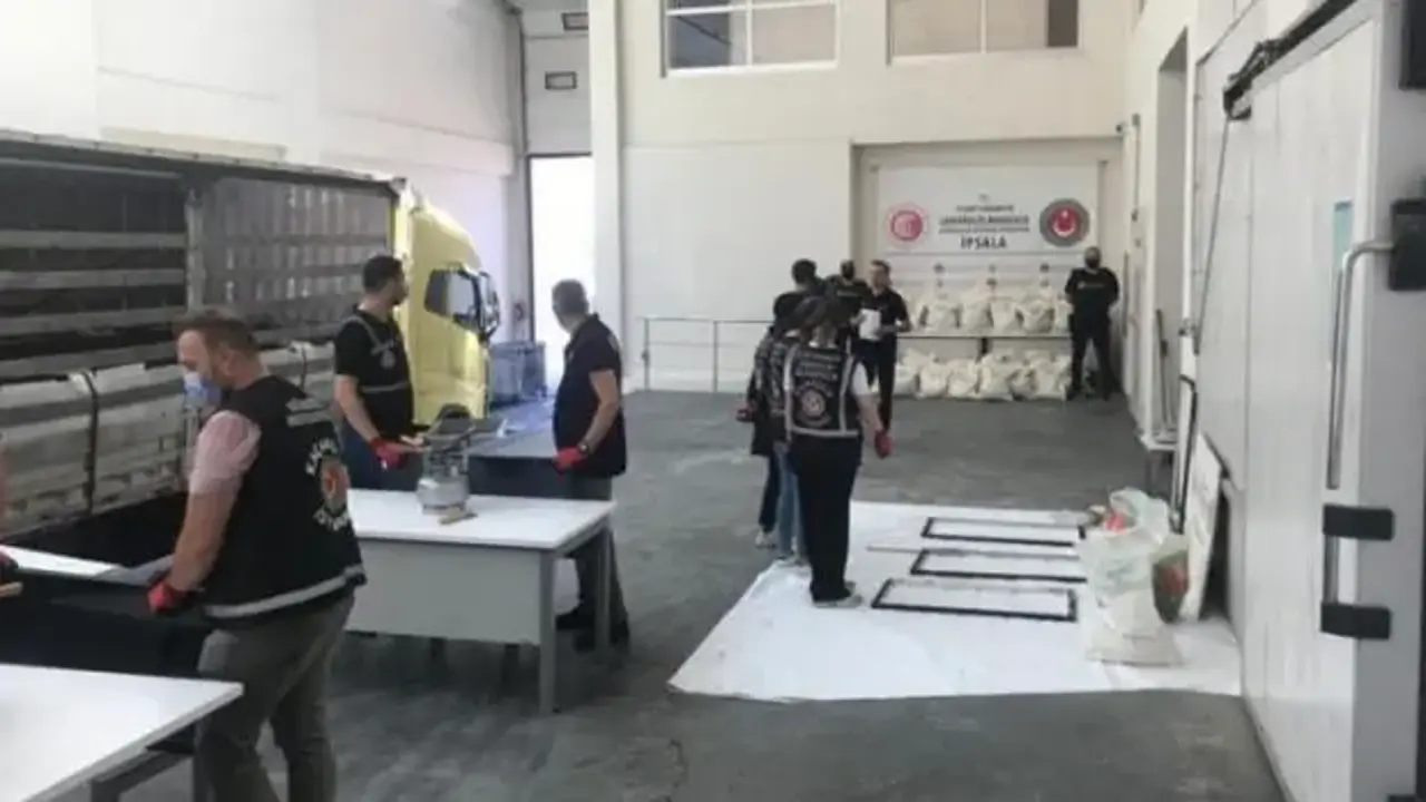 Uyuşturucu tacirlerine darbe: Sınır kapısında 1,5 ton uyuşturucu ele geçirildi