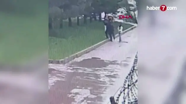 Üzerine su sıçratan sürücünün saldırısına uğradı; o anlar kamerada