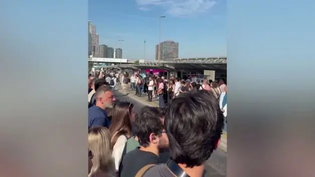 Uzunçayır durağında bitmeyen çile: Metrobüs yine arızalandı