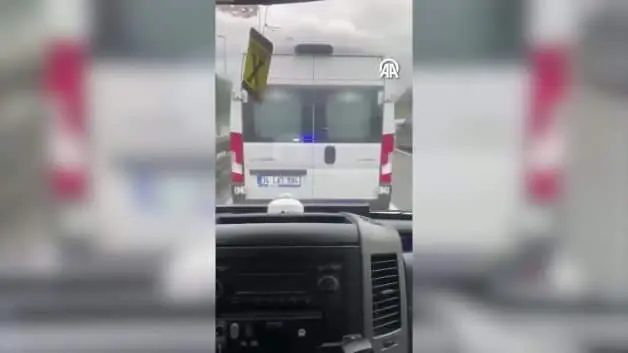 Vakaya giden ambulansa pes dedirten engel! Servis sürücüsü bana mısın demedi!