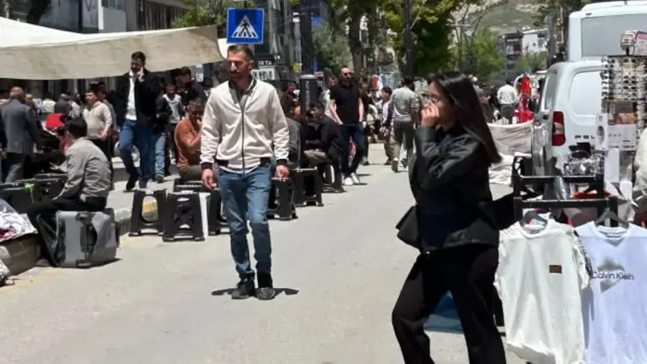 Van’da bayram yoğunluğu: Caddeler doldu taştı