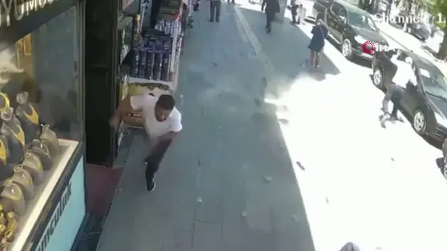 Van'da ölümden kıl payı kurtuluş: Binadan kopan beton parçalar teğet geçti