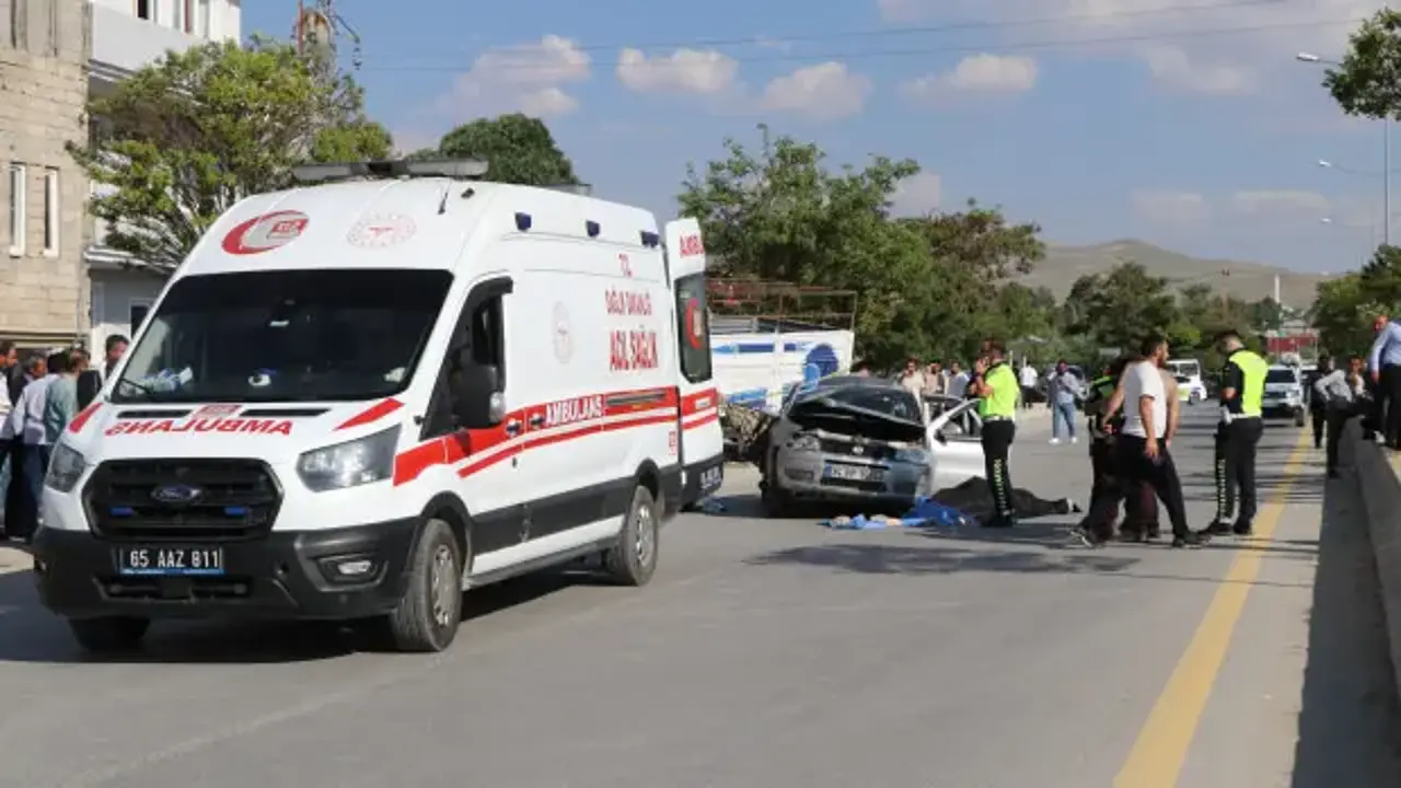 Van'da otomobil, park halindeki kamyona çarptı: 1 ölü, 4 yaralı
