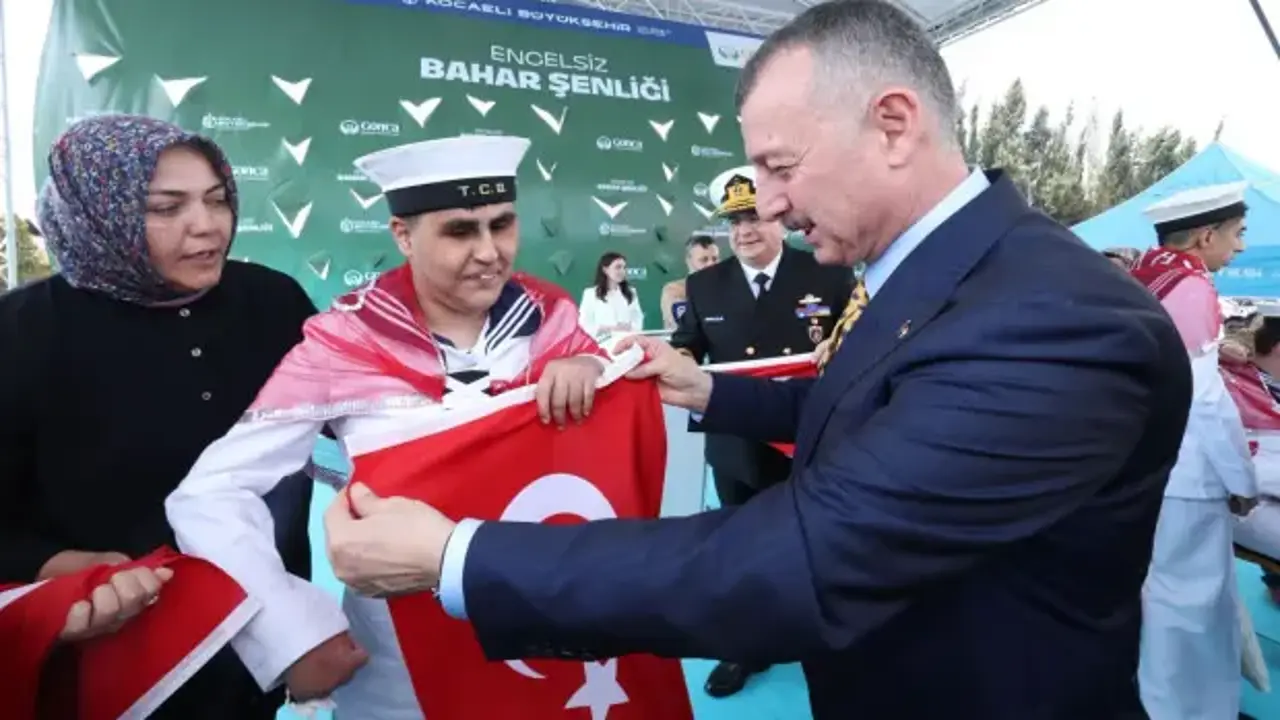 Vatan aşkıyla, çakı gibi asker oldular: Büyükakın temsili uğurlamada halay çekti