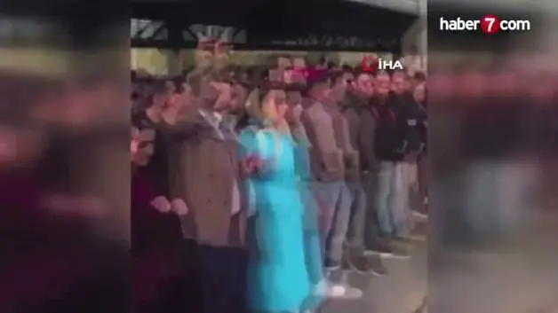 Vatandaş çileden çıktı: Metrobüsün önünü kestiler!