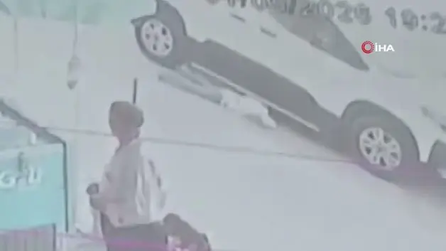 Vatandaş son anda yetişti! Arabanın altına giren çocuk ölümden kıl payı kurtuldu
