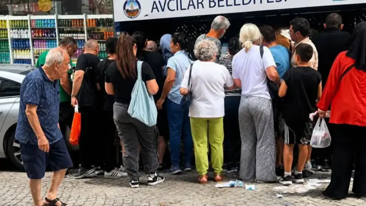 Vatandaşlar çöpe atılan cep telefonu kılıflarını almak için sıraya girdi