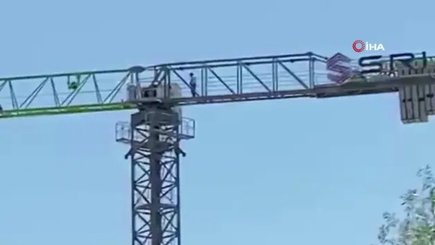 Vinç operatörü 40 metre yükseklikte ezan okununca namaza durdu