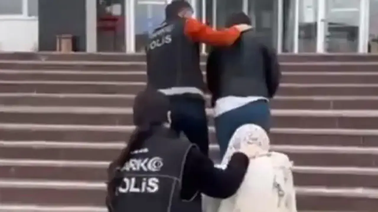 Vücudunda uyuşturucuyla yakalanan İran uyruklu 2 yolcu tutuklandı