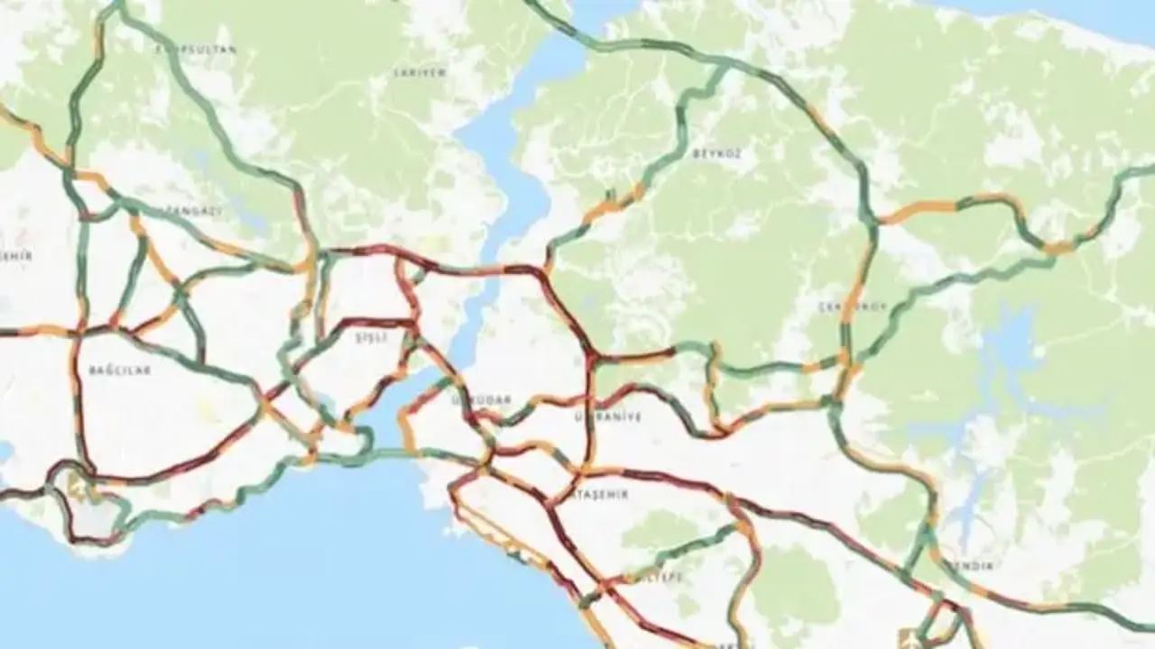Yağmur bastırdı, yollar felç oldu: İstanbul’da trafik yüzde 90'a dayandı!