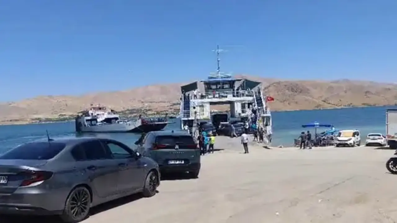 Yakıtı biten feribot iskeleye yanaştırıldı: Vatandaşlar tahliye edildi