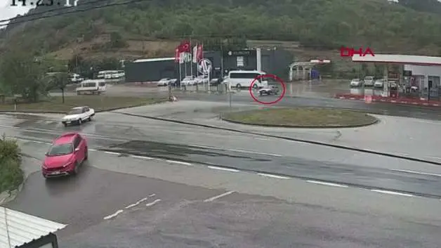 Yalova'da feci kaza: İkiye bölünen otomobilin sürücüsü hayatını kaybetti