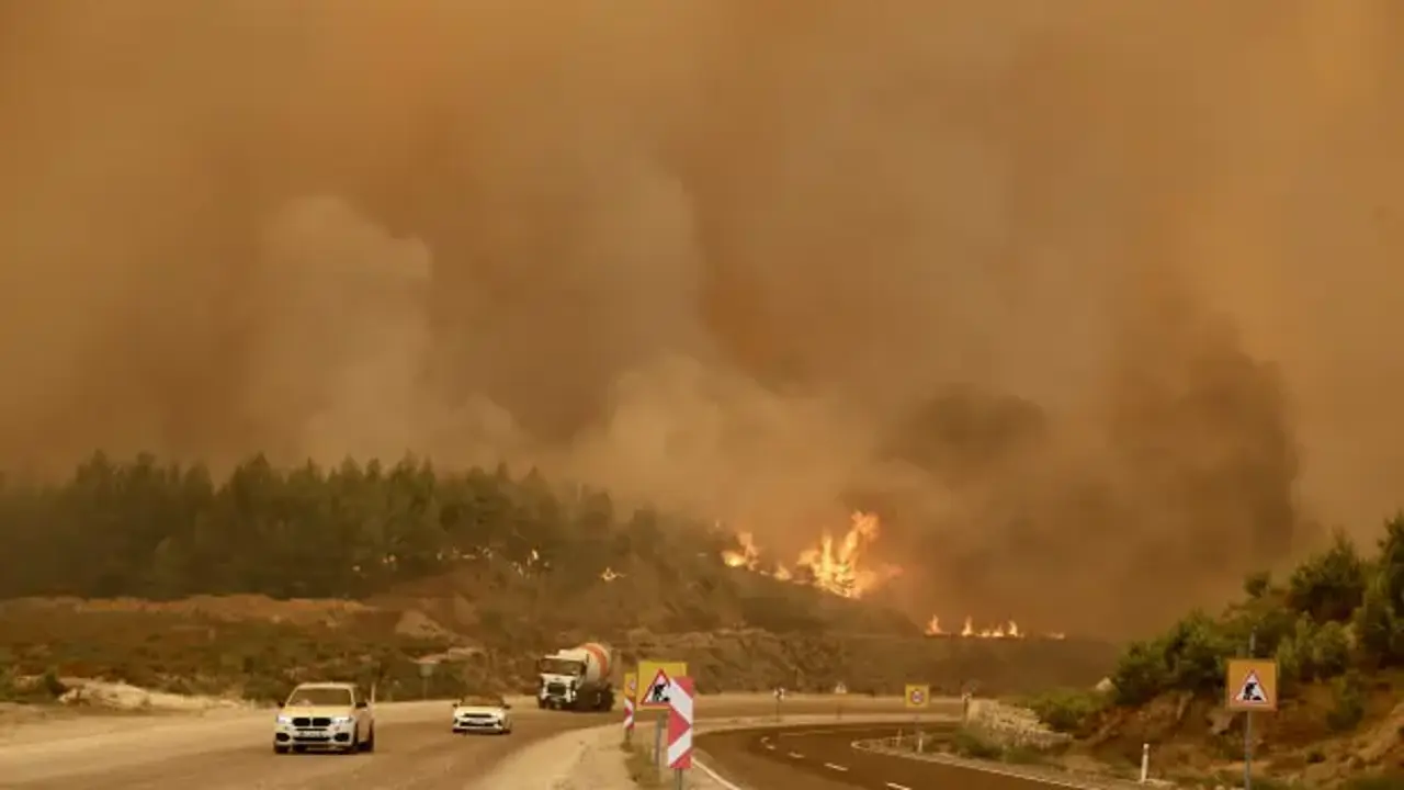 Yangın bölgelerinde tehlikeli saatler! Meteoroloji uyardı: Saatte 70 km hızla geliyor