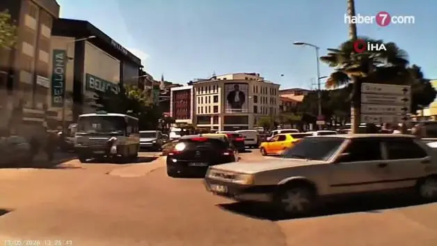 Yaşlı kadın minibüsün altında kaldı: İşte korkunç kazanın görüntüleri