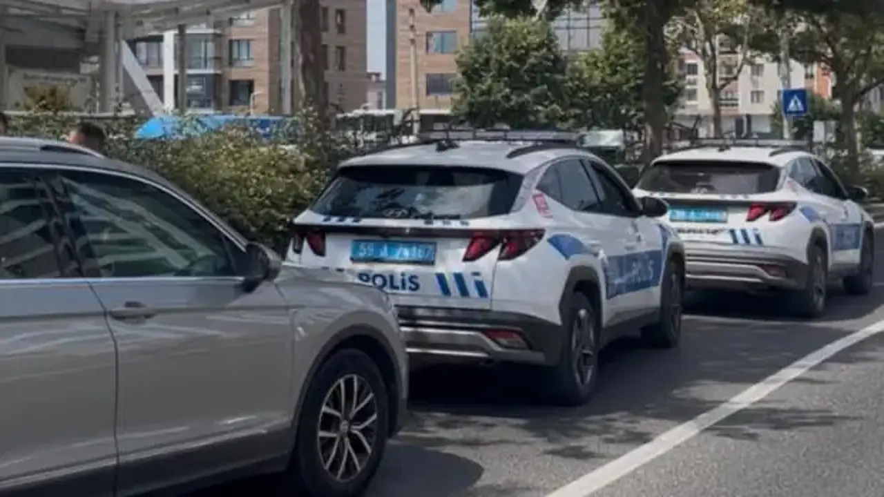 Yayalara yol veren polis aracına otomobil çarptı