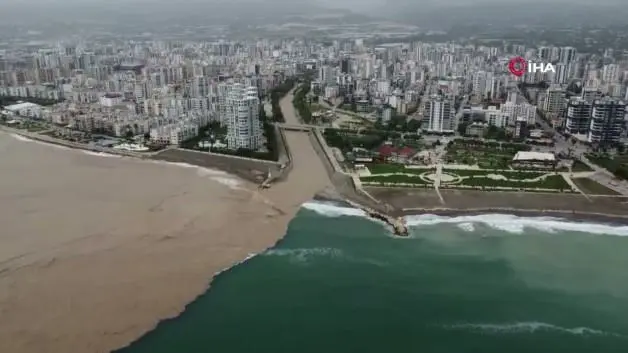 Yaylalardaki sel Akdeniz’in rengini değiştirdi