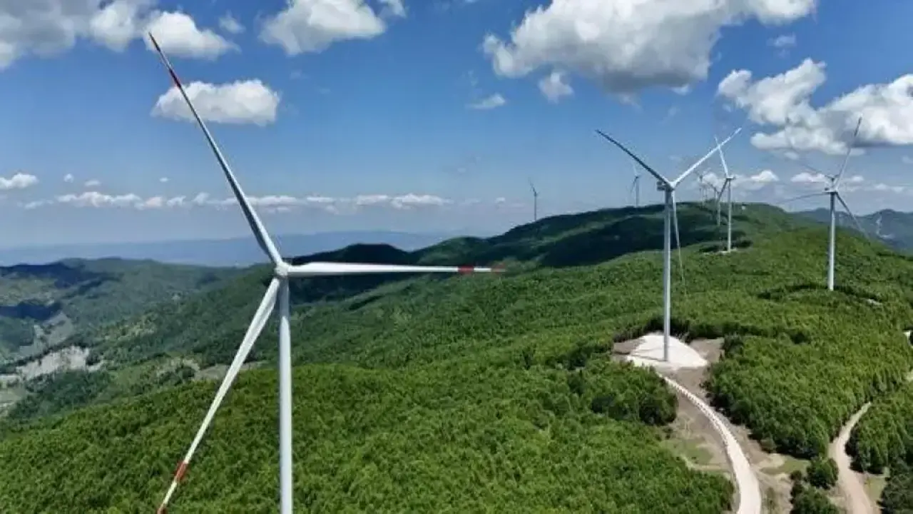 Yenilenebilir enerji, gazın tahtını salladı: Elektrikte güneş ve rüzgar devrimi!