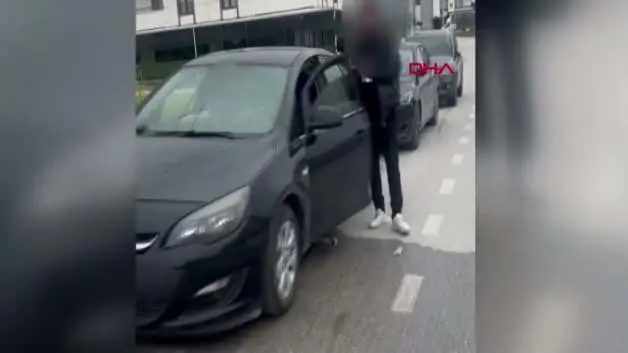 Yere attığı izmaritleri zabıtayı görünce tek tek topladı