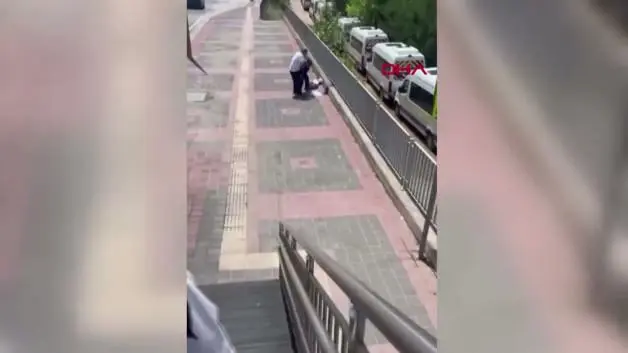 Yere düşürdüğü kadının boğazını sıkan saldırganı yoldan geçen kadın iterek durdurdu