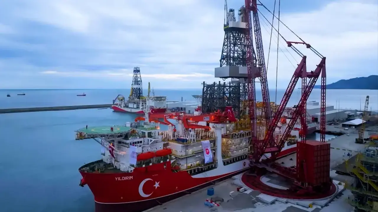 Yıldırım sondaj gemisi ilk görevi için Filyos'tan demir aldı