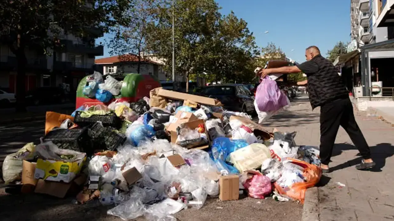 Yine İzmir yine aynı manzara: Çöp dağları toplanmayı bekliyor!