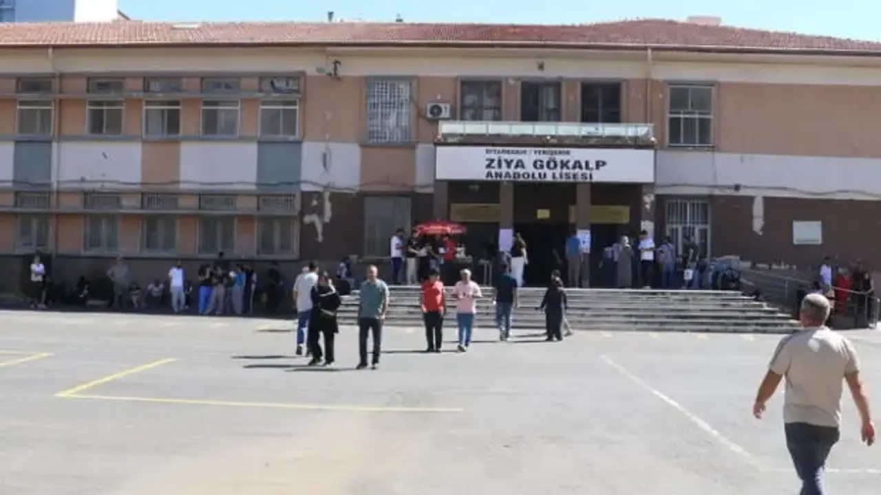 YKS yolunda kaza yaptı, imdadına polis ekipleri yetişti