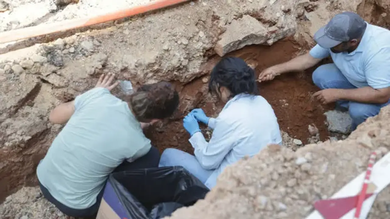 Yol çalışmasında şoke eden görüntü! Asfaltın altından iskelet çıktı