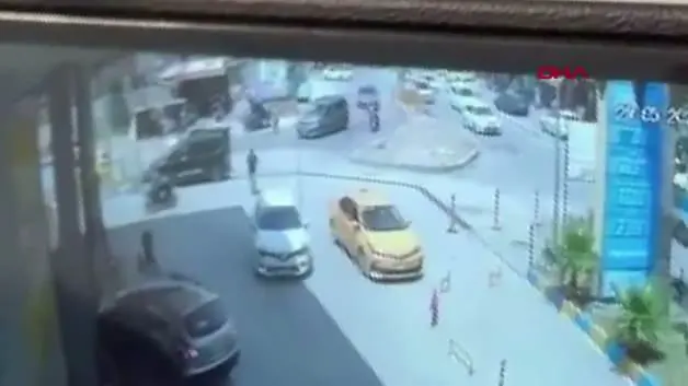Yol verme kavgası kanlı bitti: Taksiciyi defalarca bıçaklayıp kaçtı