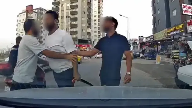 Yol verme kavgasında dehşet! Bagajdan testere çıkarıp saldırmaya kalktı