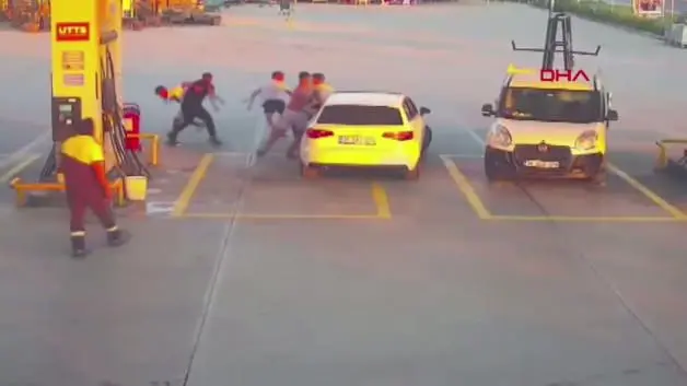 Yol verme tartışması: Akaryakıt istasyonunda tekmeli tokatlı kavgaya döndü