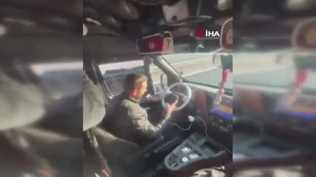 Yolcu dolu dolmuşta cep telefonuyla oynadı, faciaya davetiye çıkardı