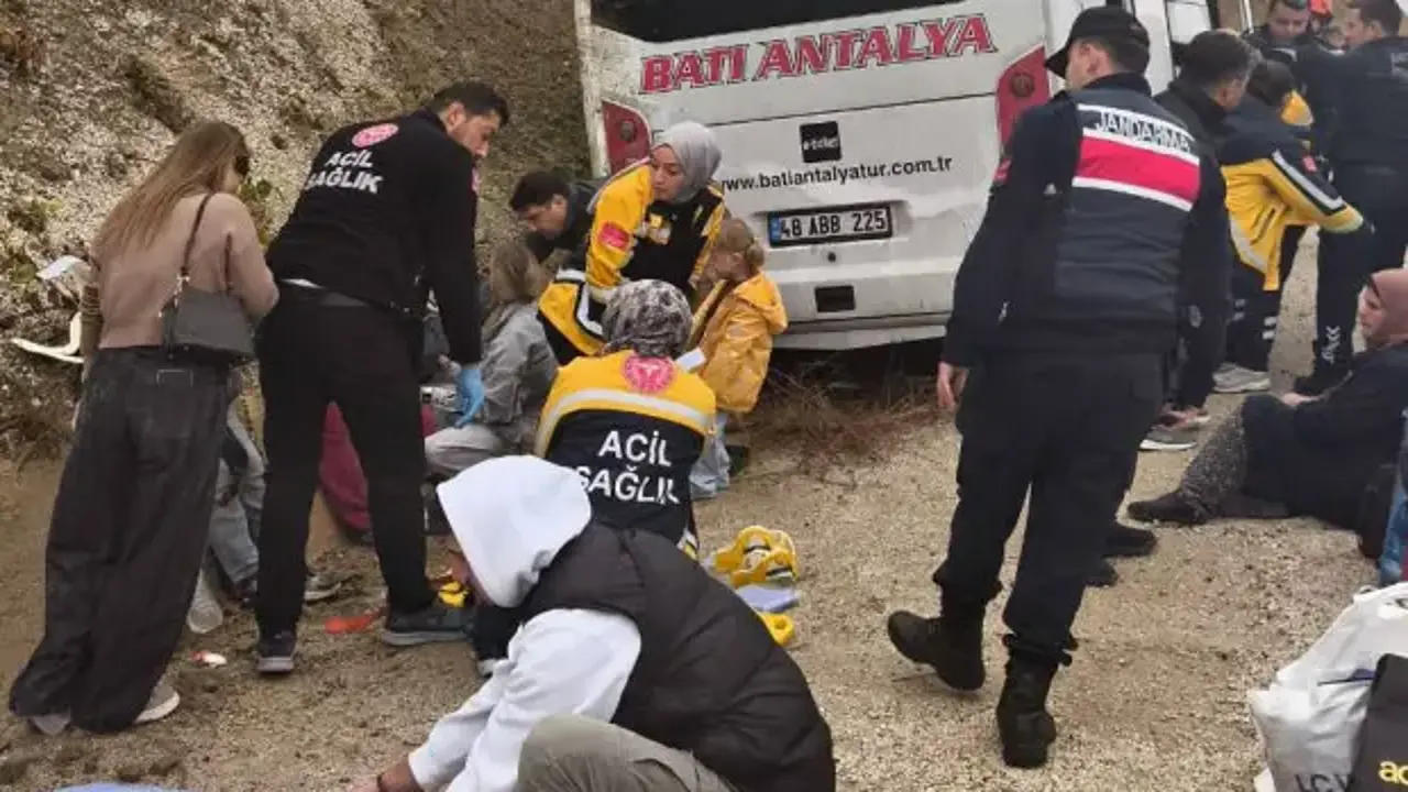 Yolcu midibüsü şarampole düştü: 9 yaralı