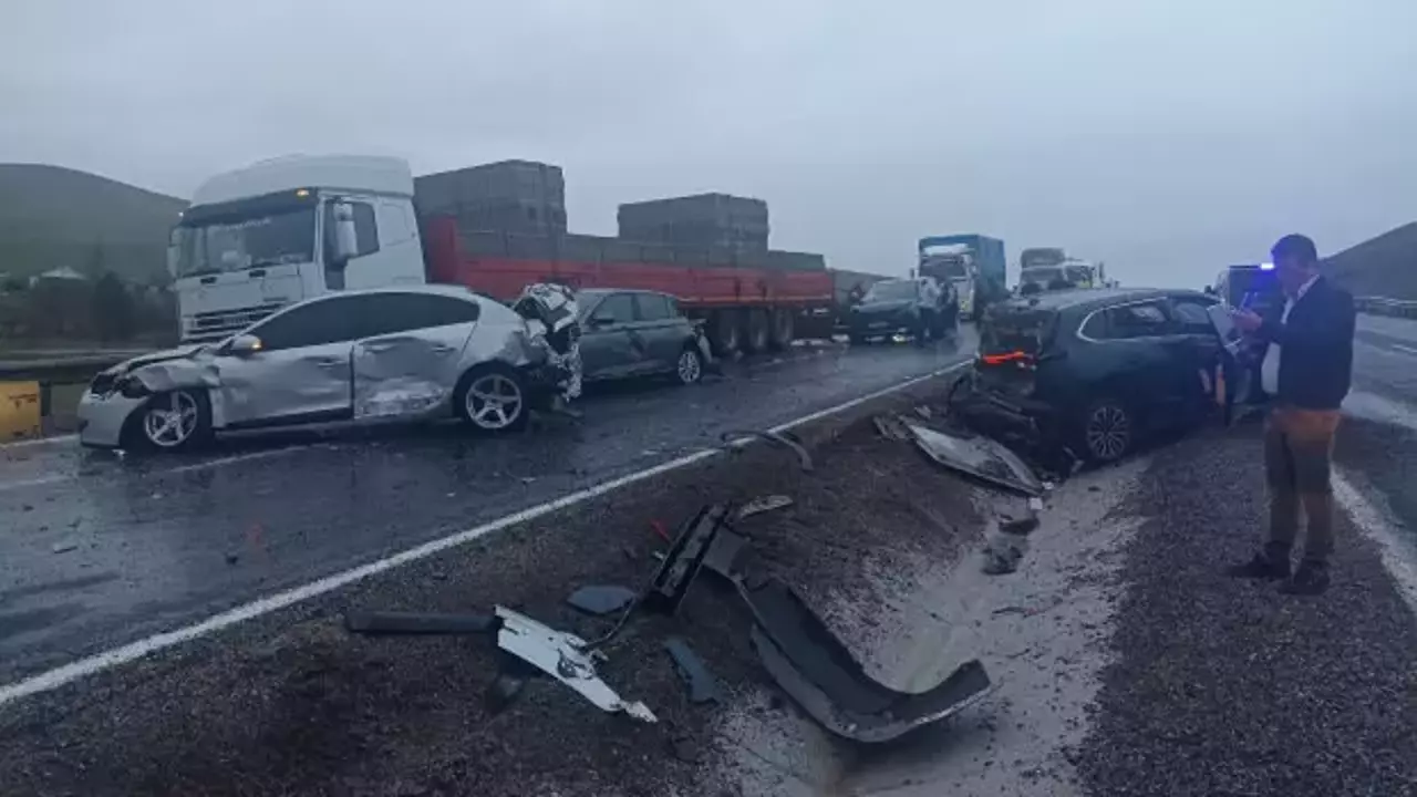 Yolcu otobüsü 10 araca çarparak durabildi: 7 yaralı