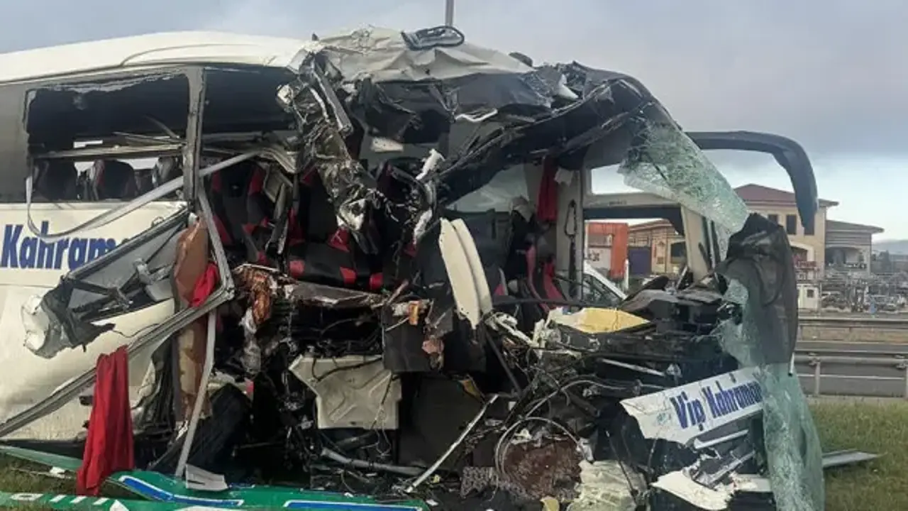 Yolcu otobüsü bariyere ve tabelaya çarptı: 5'i ağır 15 yaralı