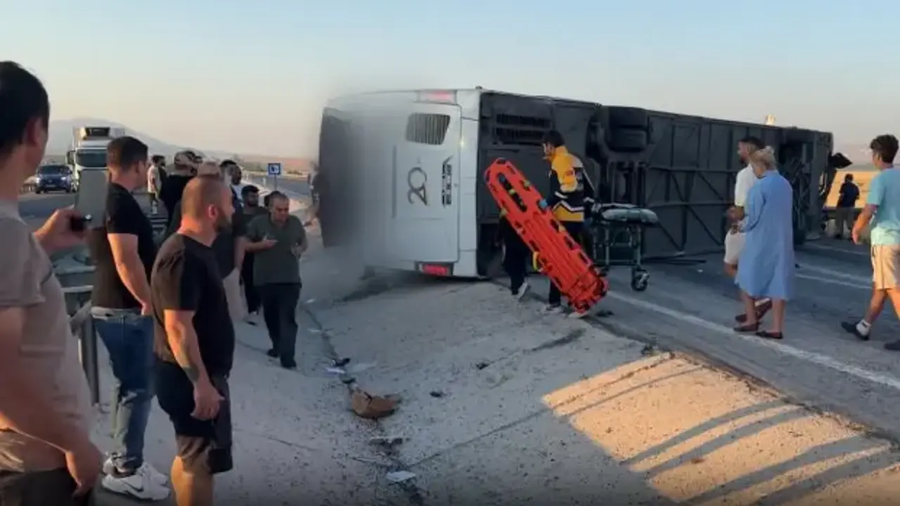 Yolcu otobüsü bariyerlere çarpıp devrildi! Çok sayıda yaralı var