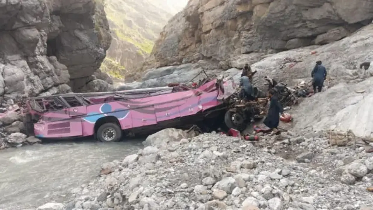 Yolcu otobüsü çukura uçtu: 40 ölü
