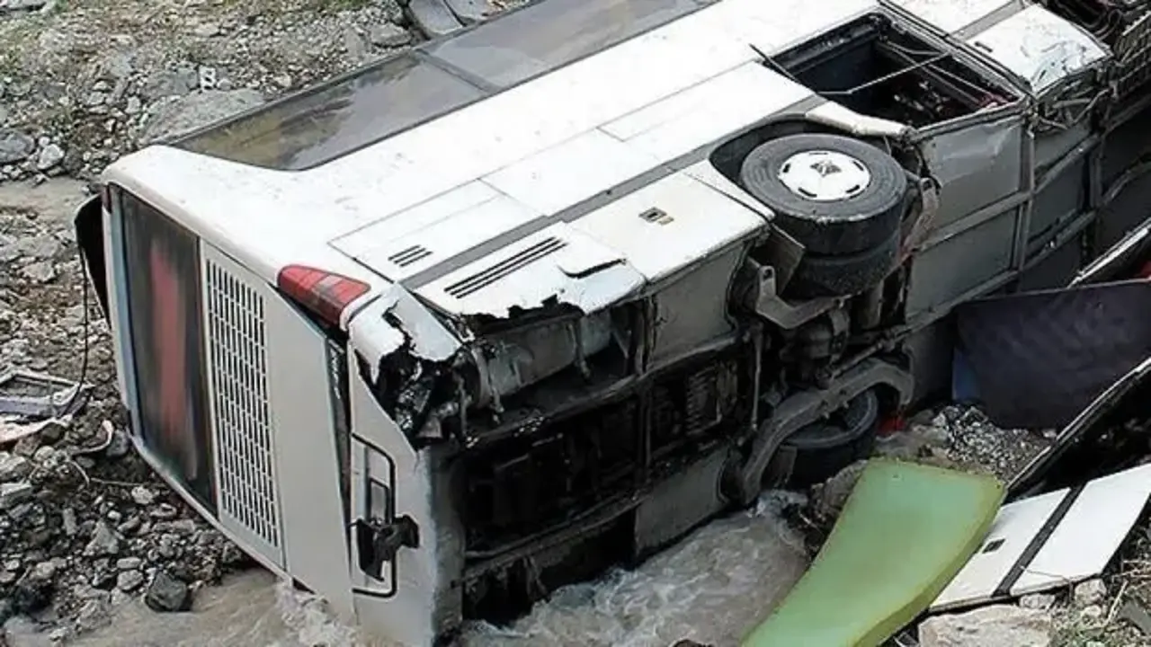 Yolcu otobüsü devrildi: 25 ölü