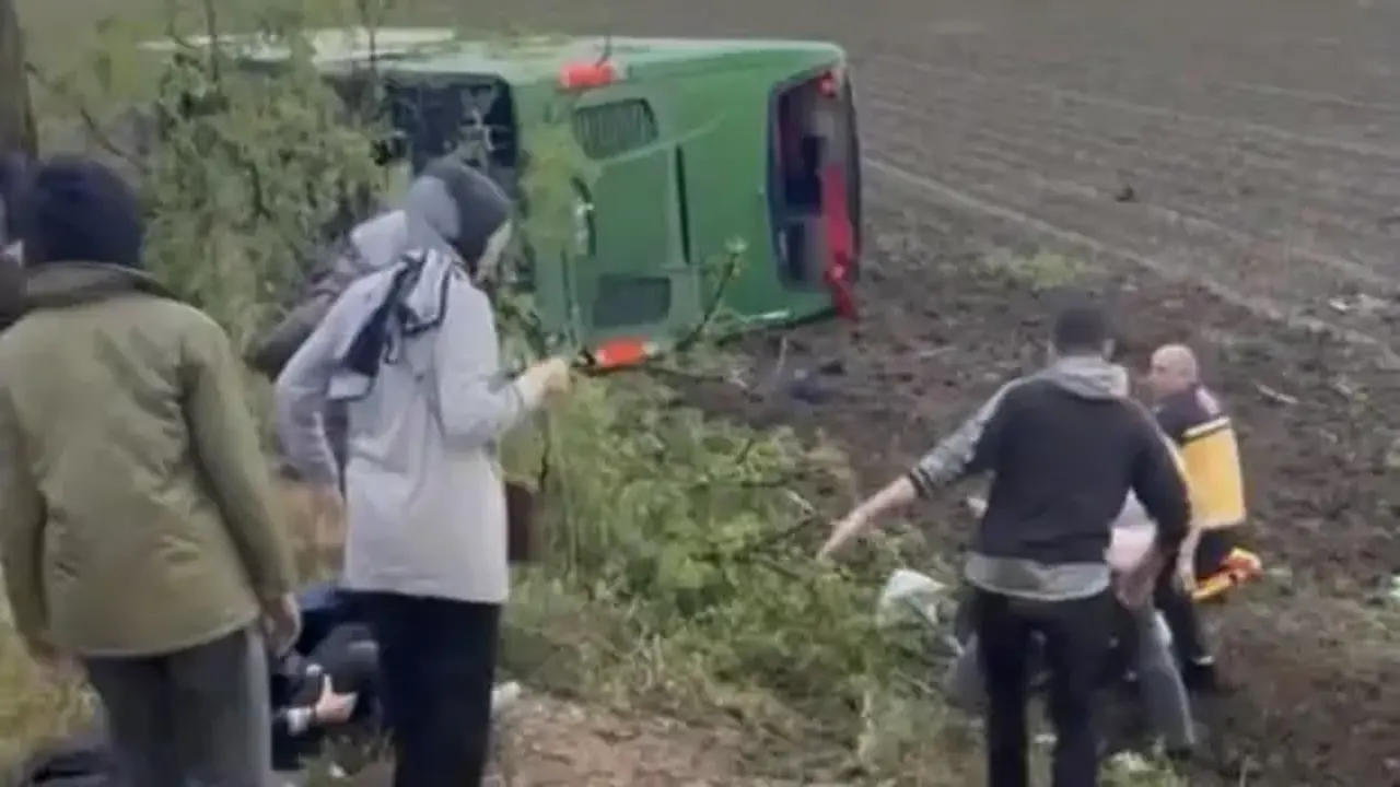 Yolcu otobüsü devrildi: Çok sayıda yaralı var