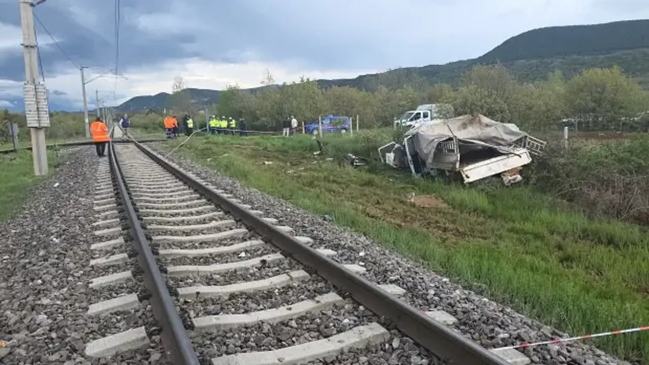 Yolcu treni kamyonete çarptı: Yaralılar var!