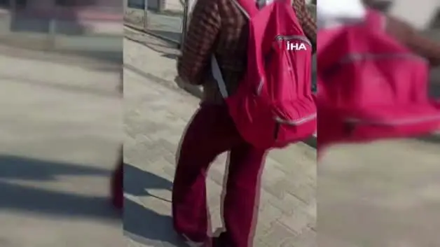 Yolda bitkin halde bulduğu yaralı leyleğe evini açtı!