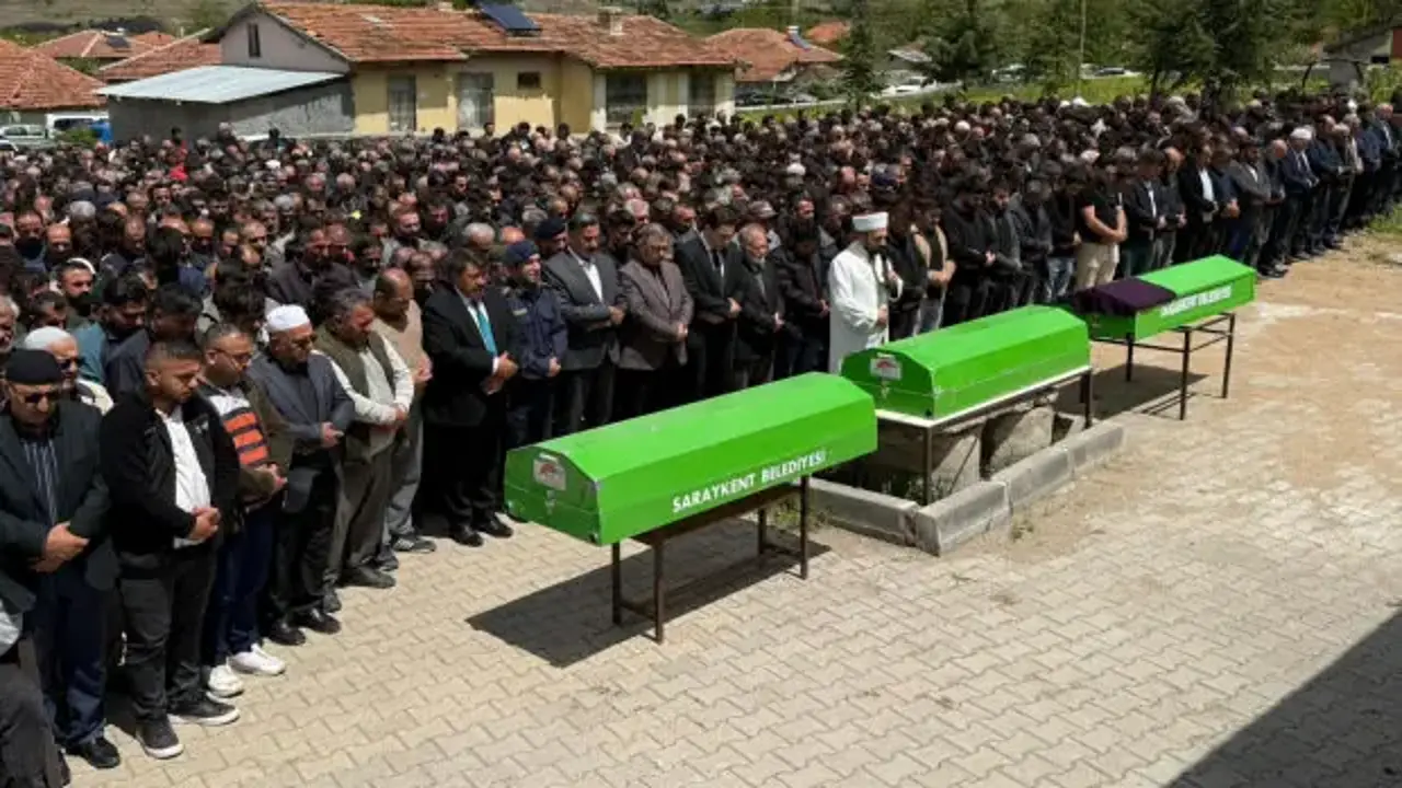 Yozgat'ta kazada ölen 2 öğrenci ile servis şoförü toprağa verildi