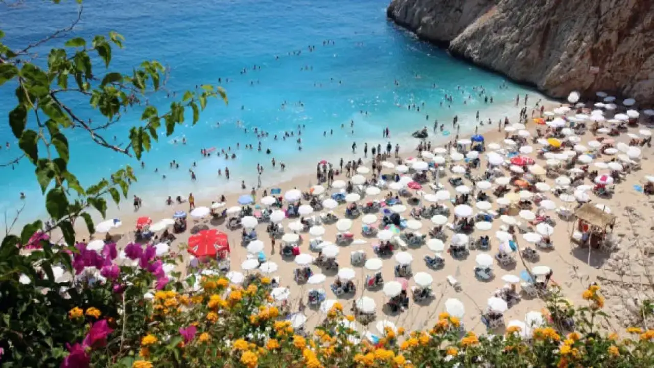 Yüksek fiyatlar yerli turisti yabancı ülkeye kaçırıyor