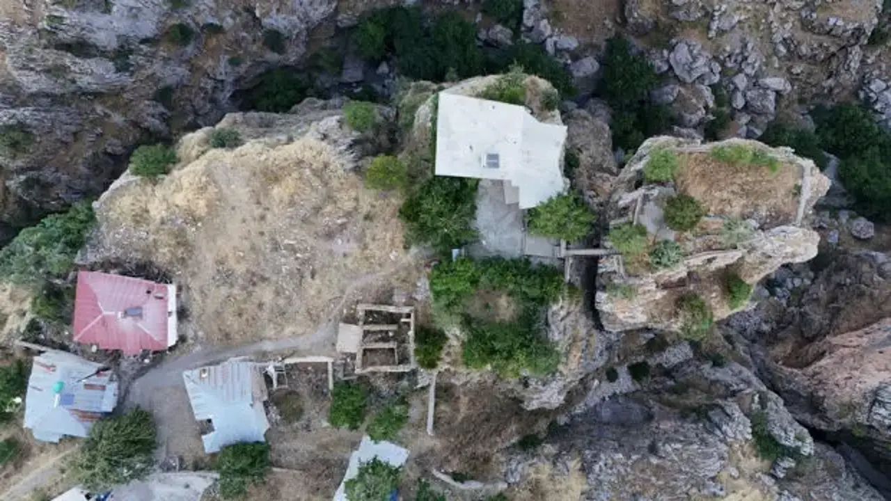 Yürekleri ağza getiren ev: 168 metrelik uçurumun kenarında yaşıyor