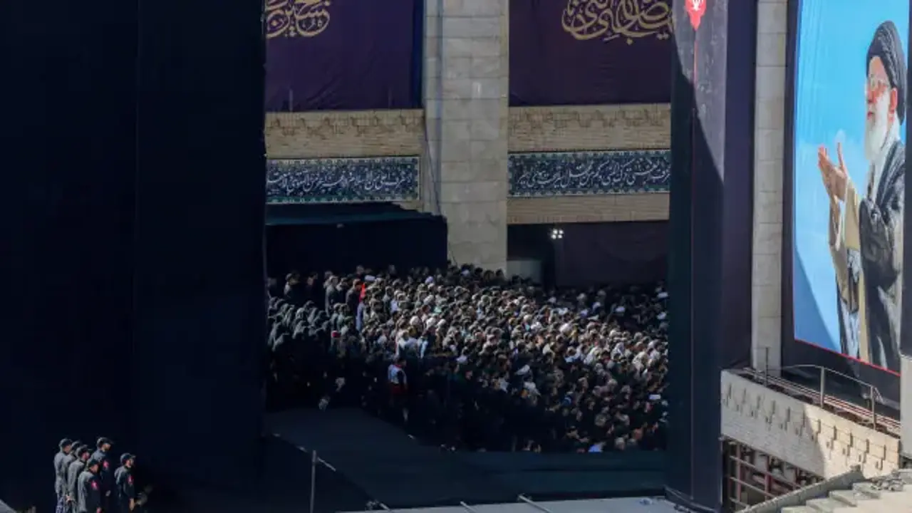 Yüzbinlerce kişi Ali Hamaney için cenaze namazı kıldı