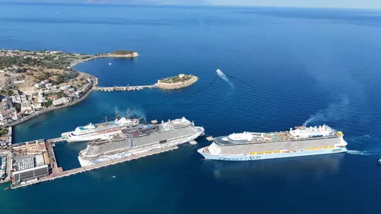 Yüzen şehirler Kuşadası'na indi: Sokaklarda adım atacak yer kalmadı!