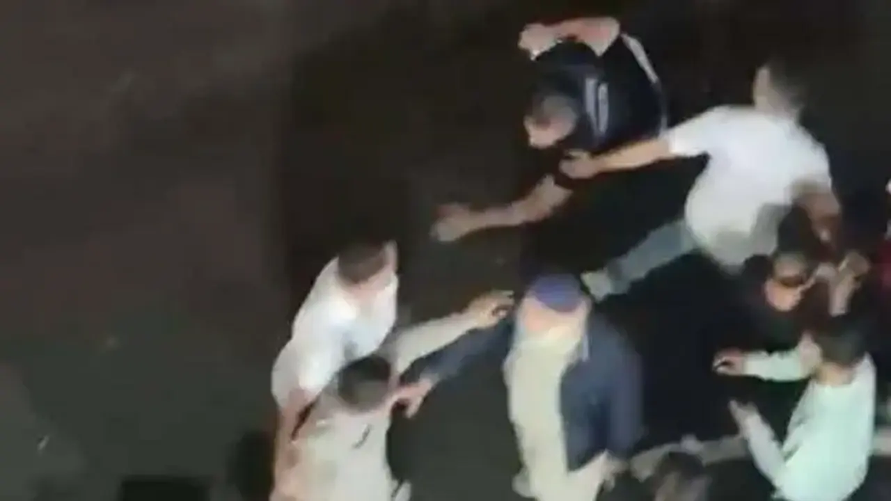 Zabıta ile esnaf birbirine girdi: Tekmeli yumruklu kavga kamerada