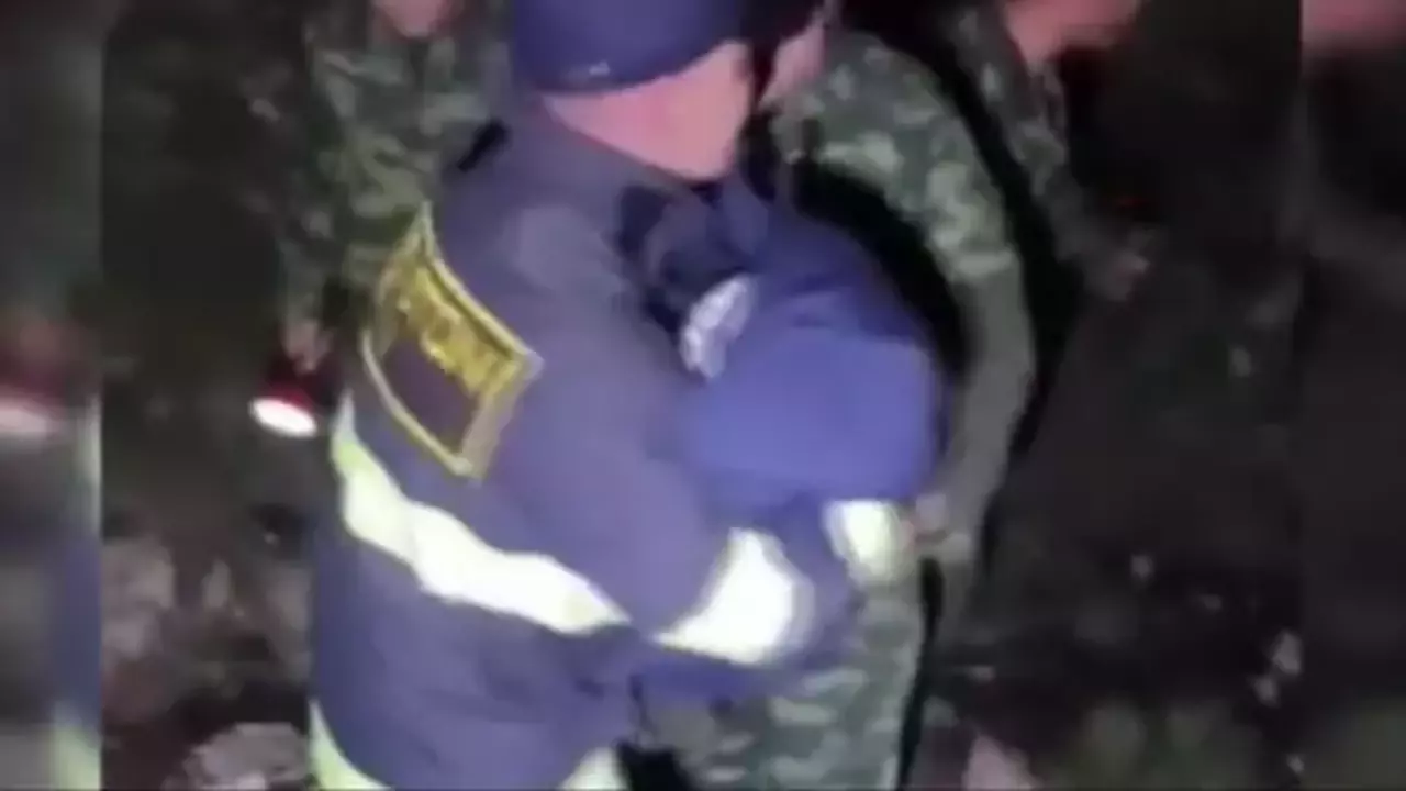 Zirvede korku dolu saatler: Kayıp çocuk karlar içinde hayata tutundu