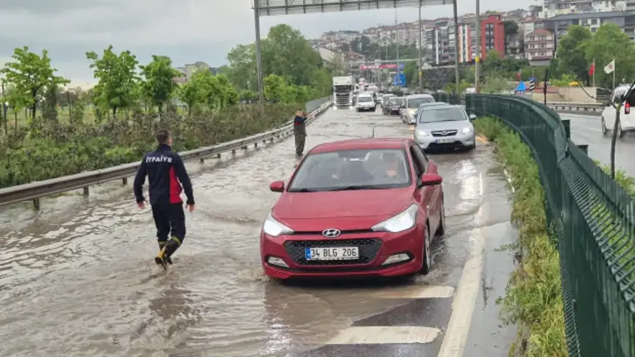 Zonguldak-İstanbul kara yolu su ile doldu, ulaşım durdu! Tahliye ediliyor