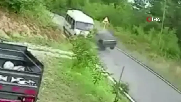Zonguldak'ta işçi servisiyle otomobil kafa kafaya çarpıştı!
